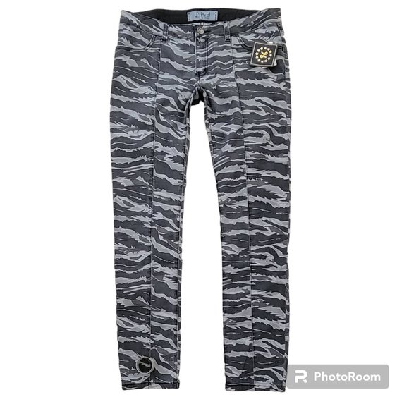 LRG Kill Zone Camo Flat Front Pants Retro Grunge Goth Twilight Size 29 NEW NWT - Picture 1 of 12